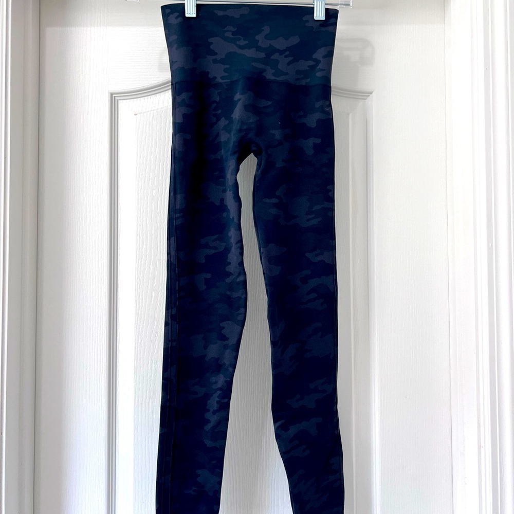 Spanx Look at Me Now Seamless Cropped Black Camo Leggins